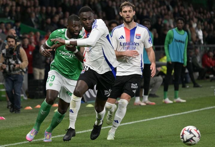 Ici face à l'ex-attaquant de l'ASSE Ibrahim Sissoko (à gauche), Moussa Niakhaté et Tanner Tessmann ont vécu la déconvenue du derby (2-1) dans le Chaudron stéphanois, en avril 2025, trois jours seulement après le scénario insensé de l'élimination à Manchester United en C3.