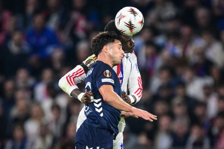 Avant son expulsion dès la 19e minute de jeu, Moussa Niakhaté prend ici le meilleur dans les airs sur l'attaquant du Celta Vigo Pablo Duran, ce jeudi lors du 8e de finale retour de la Ligue Europa disputé à Décines.