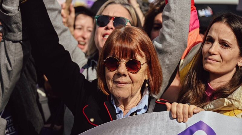 « On ne lâchera rien ! » : Gisèle Pelicot défile à Paris contre les violences sexuelles