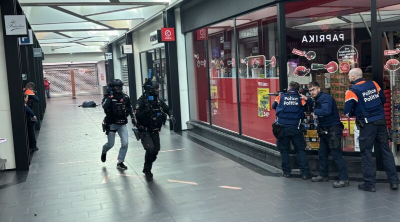 Prise d’otages simulée par la police dans le métro bruxellois.