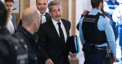 Procès en appel du financement libyen : Claude Guéant absent, Sarkozy ne déguste pas des gâteaux.