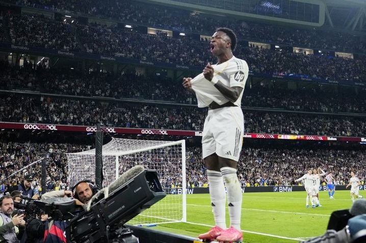 Vinicius Junior célèbre au stade Santiago Bernabeu son but décisif inscrit ce dimanche contre l'Atlético de Madrid.