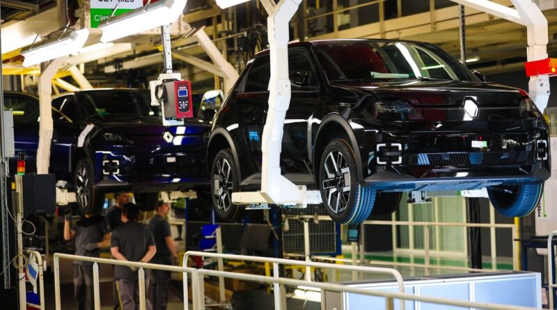 Renault ne vendra plus de voitures thermiques d'ici 2030 et accélère sur l'électrique.