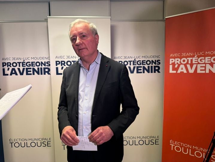 Ce dimanche soir, le candidat et maire sortant n'est pas forcément triomphant malgré sa première place dans les résultats du premier tour à Toulouse.