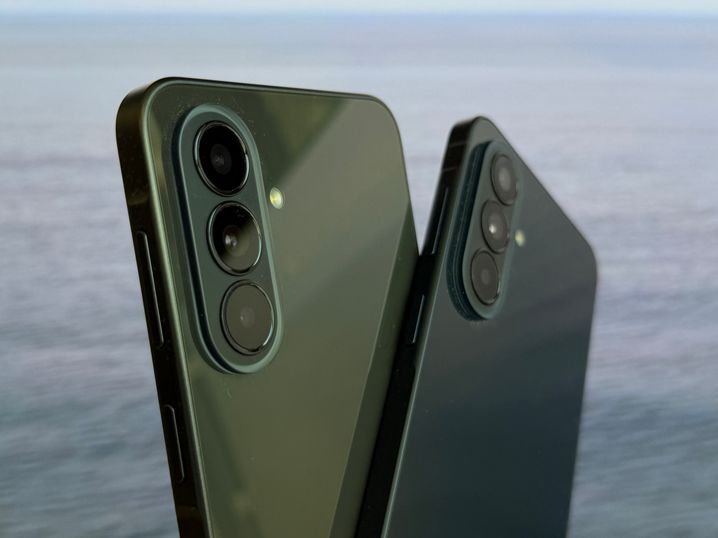 Difficile de distinguer les différences physiques entre les Galaxy A37 5G et Galaxy A57 de Samsung.