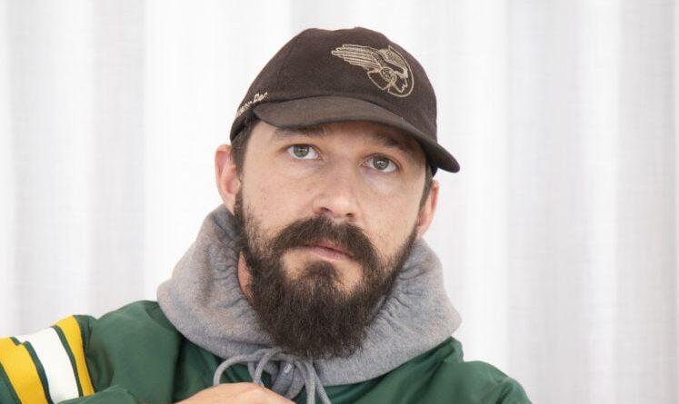 Shia LaBeouf admet que son homophobie a causé une bagarre au carnaval.