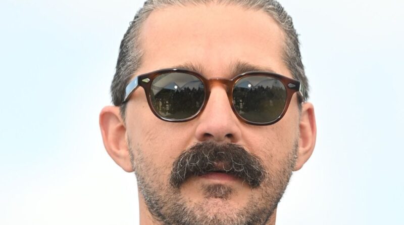 Shia LaBeouf en caleçon dans le lobby d'un hôtel à Rome