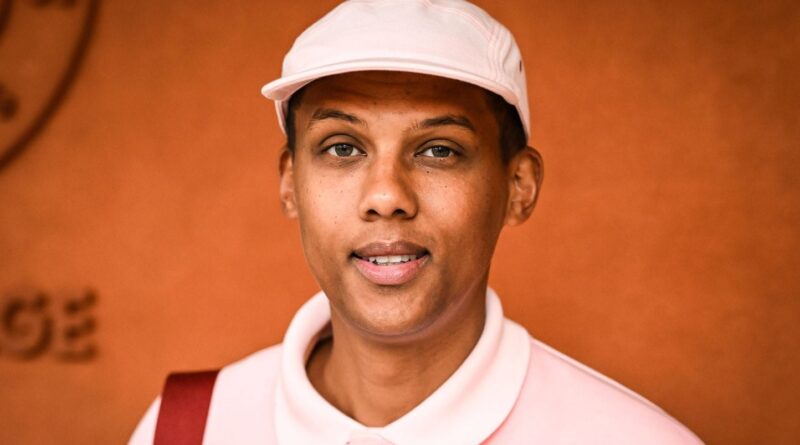 Stromae réapparaît trois ans après l'annulation de sa tournée.