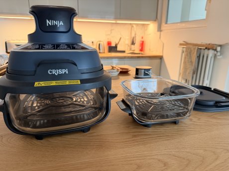 Ninja Crispi à côté du petit récipient