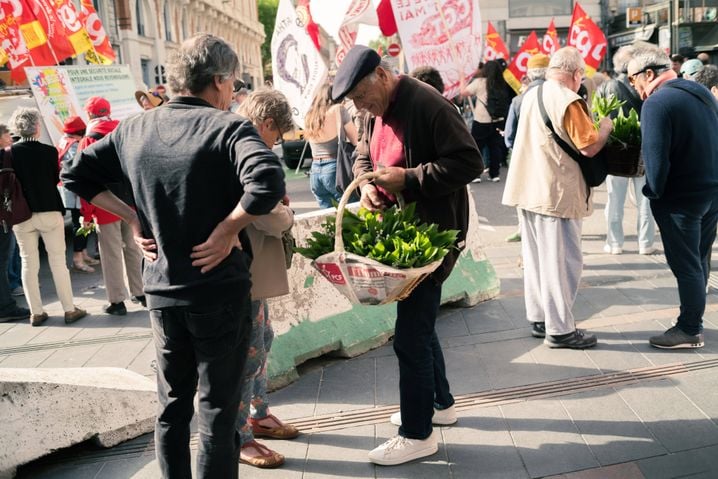La journée internationale des travailleurs est considérée comme un jour férié en France, malgré la fronde de patrons de certains secteurs.