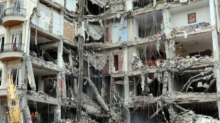 Un immeuble résidentiel détruit dans le nord de la capitale iranienne Téhéran, le 23 mars 2026, après une série d'explosions.