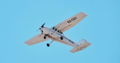 Un avion se crashe dans un fleuve gelé, des survivants nagent.