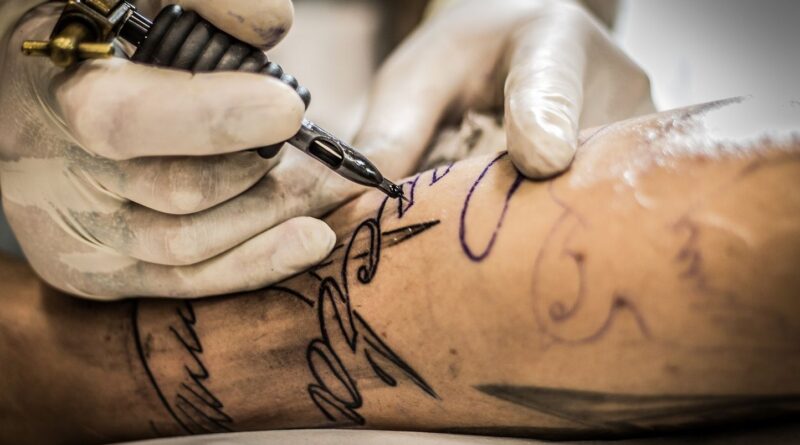 Un Britannique tatoue des enfants en promettant des dessins éphémères.