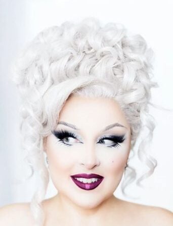 Un doigt d’honneur pailleté de Marlène Schaff et Petra.