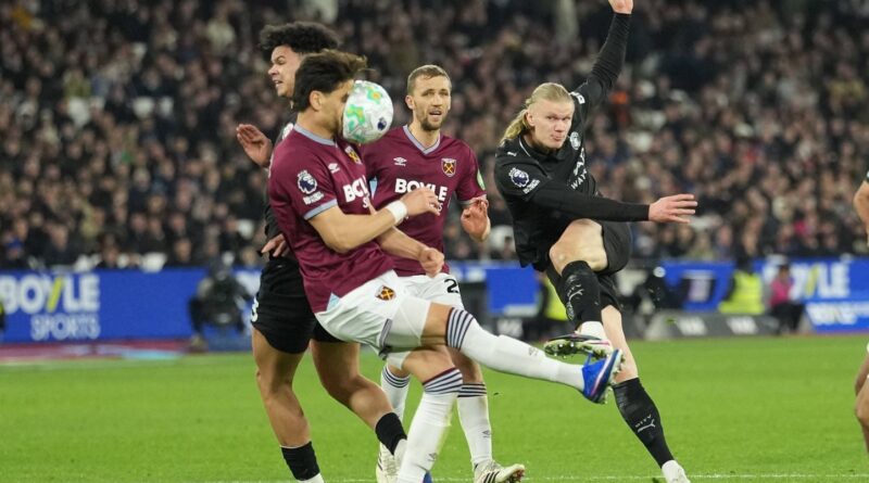 Un joueur de West Ham ne se fait pas frapper en pleine tête par Haaland.