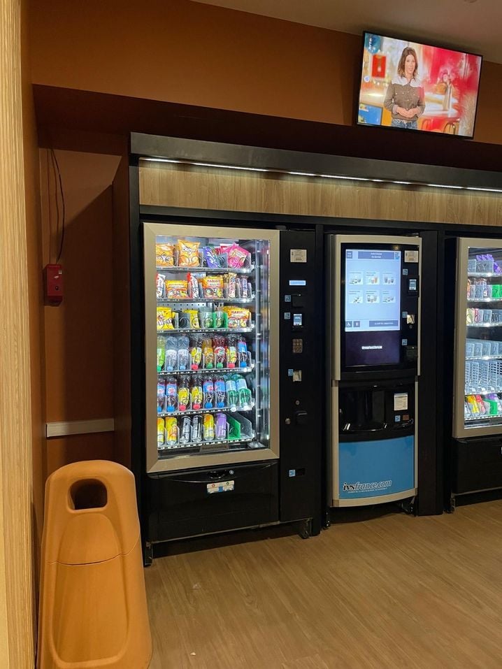 Aux urgences du centre hospitalier Henri-Mondor de Créteil, des bonbons, des chips, des sucreries et des sodas sont proposés aux patients et à leurs proches.