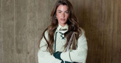 Un policier recadre Clara Berry pour ne pas avoir bloqué la circulation.