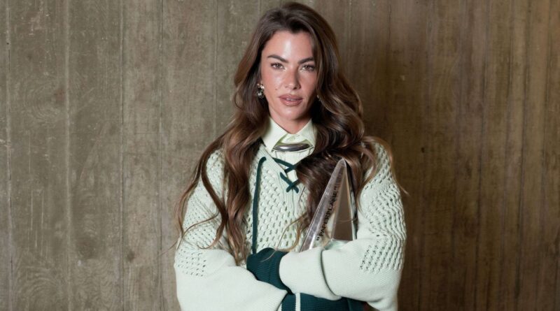 Un policier recadre Clara Berry pour ne pas avoir bloqué la circulation.