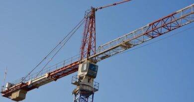 Un touriste ivre chute de 30 m d'une grue à Barcelone
