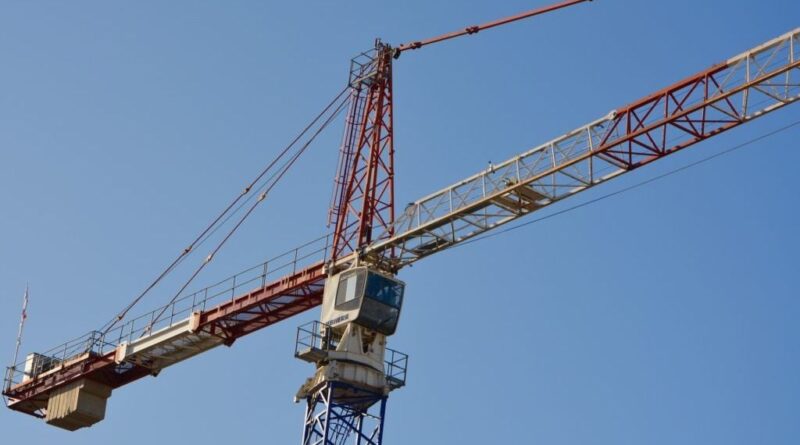 Un touriste ivre chute de 30 m d'une grue à Barcelone