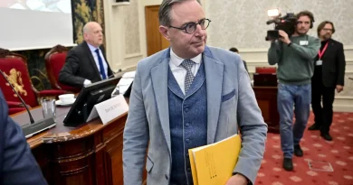 Un vote pour supprimer le Sénat, "une erreur" selon des constitutionnalistes.