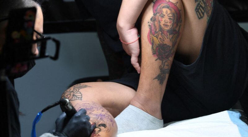 Une étude révèle que l'encre des tatouages a un effet toxique sur le système immunitaire.