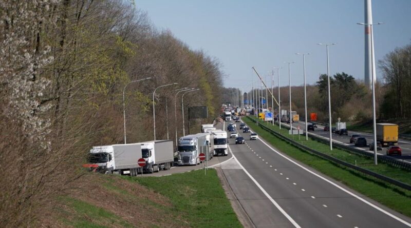 Une pompe à essence à bas prix attire des camions à La Louvière.