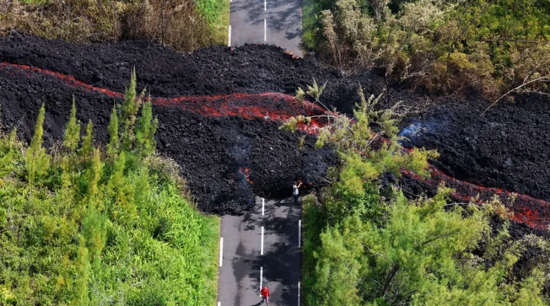 Volcanisme : à La Réunion, la lave du Piton de la Fournaise atteint l'océan, des curieux affluent