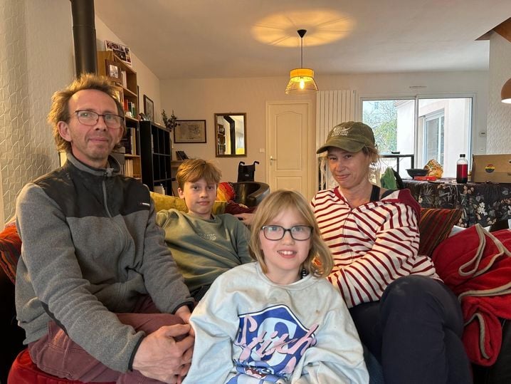 Adèle (au centre) en compagnie de son père Frederic, sa mère Eugénie et son grand frère Souan.