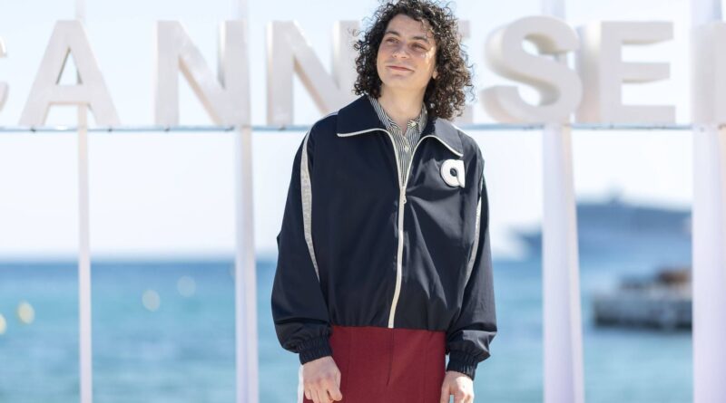 À CanneSeries, acteurs échangent tapis rose contre pétanque sous le soleil.