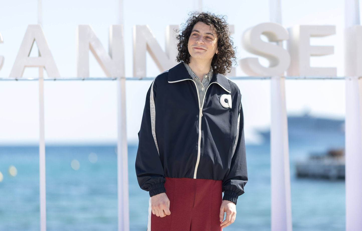 À CanneSeries, acteurs échangent tapis rose contre pétanque sous le soleil.