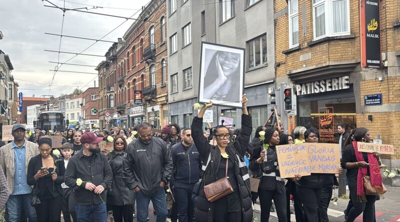 À Schaerbeek, 200 personnes rendent hommage à Gloria et dénoncent les féminicides.
