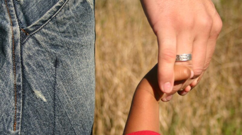 Adoptions internationales ne sont plus possibles en Flandre : la Fédération Wallonie-Bruxelles examine le sujet.