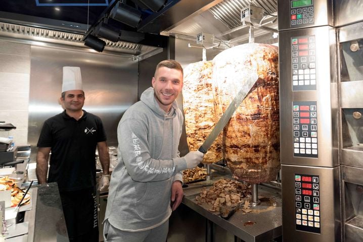 Lukas Podolski et son döner, où le moindre mets coûte 8,5 euros. Un tel prix a provoqué une tolée, et un échec commercial à Berlin.