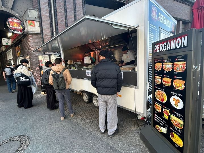 Le Pergamon sert le döner de base, et sans pouvoir vous asseoir, à 7,5 euros. Soit plus encore que la moyenne (Il est par contre objectivement bon).