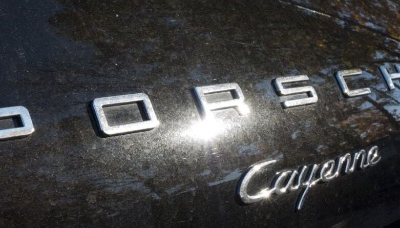 Allemagne : Un livreur échappe à des chiens sur une Porsche, réparation prise en charge