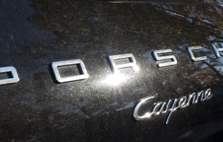 Allemagne : Un livreur échappe à des chiens sur une Porsche, réparation prise en charge