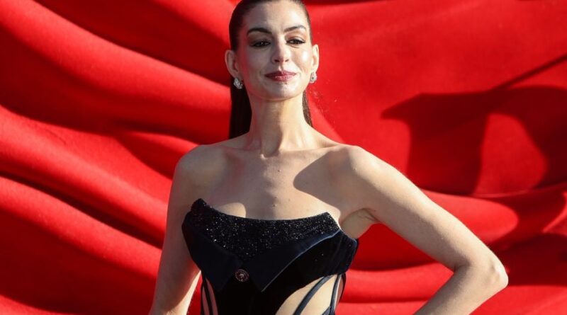 Anne Hathaway dément ne pas avoir écarté des mannequins pour « Le Diable s’habille en Prada 2 »