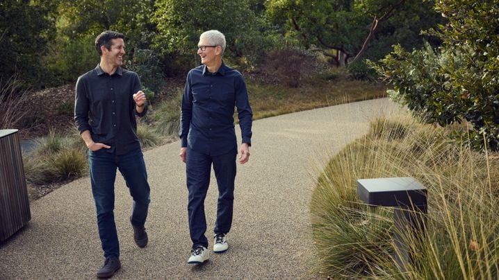 John Ternus (à gauche) succèdera à Tim Cook (à droite) à la tête d'Apple le 1er septembre 2026.