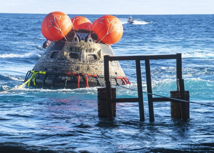 **VIDÉO DISPONIBLE : CONTACTEZ INFO@COVERMG.COM POUR RECEVOIR** La sonde Orion de la NASA après s'être écrasée dans l'océan Pacifique.