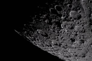 art002e009283 (6 avril 2026) – Capturée par l'équipage d'Artemis II, le terrain cratérisé du bord est de la cuvette Sud-Polaire-Aitken est visible avec le terminator ombragé – la frontière entre le jour et la nuit lunaires – en haut de l'image. La cuvette Sud-Polaire-Aitken est le plus grand et le plus ancien bassin sur la Lune, offrant un aperçu d'une histoire géologique ancienne accumulée sur des milliards d'années.