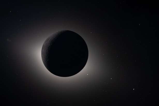 art002e009301 (6 avril 2026) – Capturée par l’équipage d’Artemis II lors de leur survol lunaire le 6 avril 2026, cette image montre la Lune éclipse complètement le Soleil. Du point de vue de l’équipage, la Lune apparaît suffisamment grande pour bloquer complètement le Soleil, créant près de 54 minutes de totalité et étendant la vue bien au-delà de ce qui est possible depuis la Terre. La couronne forme un halo lumineux autour du disque lunaire sombre, révélant des détails de l'atmosphère extérieure du Soleil généralement cachés par sa luminosité. On peut également voir des étoiles, généralement trop faibles pour être observées lors de l'imagerie de la Lune, mais avec la Lune dans l’obscurité, les étoiles sont nettement visibles. Ce point de vue offre une vision saisissante ainsi qu'une opportunité précieuse pour les astronautes de documenter et de décrire la couronne lors du retour de l'humanité dans l'espace lointain. La lueur faible de la face proche de la Lune est visible sur cette image, illuminée par la lumière réfléchie par la Terre.
