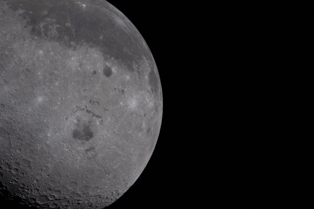 art002e009278 (6 avril 2026) - Un peu plus de la moitié de la Lune remplit la moitié gauche de l'image. Le côté proche, caractérisé par des taches sombres de lave ancienne, est visible sur le tiers supérieur du disque lunaire. Le bassin Orientale, un cratère rond au centre avec une tache noire de lave ancienne en son centre, est entouré d'anneaux de montagnes. La tache noire ronde au nord-est d'Orientale est le cratère Grimaldi, et le cratère Aristarchus est le point blanc vif au milieu d'un flot de lave gris sombre en haut de l'image.
