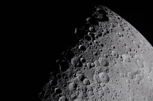 art002e009281 (6 avril 2026) – L’équipage d’Artemis II capture une portion de la Lune émergeant le long du terminator – la frontière entre le jour et la nuit lunaires – où la lumière du soleil à faible angle projette de longues ombres dramatiques sur la surface. Cette lumière rasante accentue la topographie accidentée de la Lune, révélant des cratères, des crêtes et des structures de bassins dans un détail frappant. Les caractéristiques le long du terminator, telles que le cratère Jule, le cratère Birkhoff, le cratère Stebbins et les hautes terres environnantes, se détachent. D'un tel point de vue, l'interaction de la lumière et de l'ombre met en évidence la complexité de la surface lunaire de manière non visible sous une pleine illumination. L'image a été capturée environ trois heures après le début de la période d'observation lunaire de l'équipage, alors qu'ils volaient autour de la face éloignée de la Lune au sixième jour de la mission.