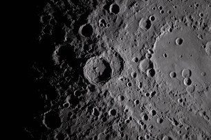 art002e009282 (6 avril 2026) - Une vue rapprochée prise par l'équipage d'Artemis II du cratère Vavilov sur le bord du bassin Hertzsprung, plus ancien et plus grand. La partie droite de l'image montre la transition entre le matériau lisse à l’intérieur d’un anneau interne de montagnes et un terrain plus accidenté autour du bord. Vavilov et d'autres cratères et leurs éjectas sont accentués par de longues ombres au terminator, la frontière entre le jour et la nuit lunaires. L'image a été capturée avec un appareil photo à main à une distance focale de 400 mm, alors que l'équipage volait autour de la face éloignée de la Lune.