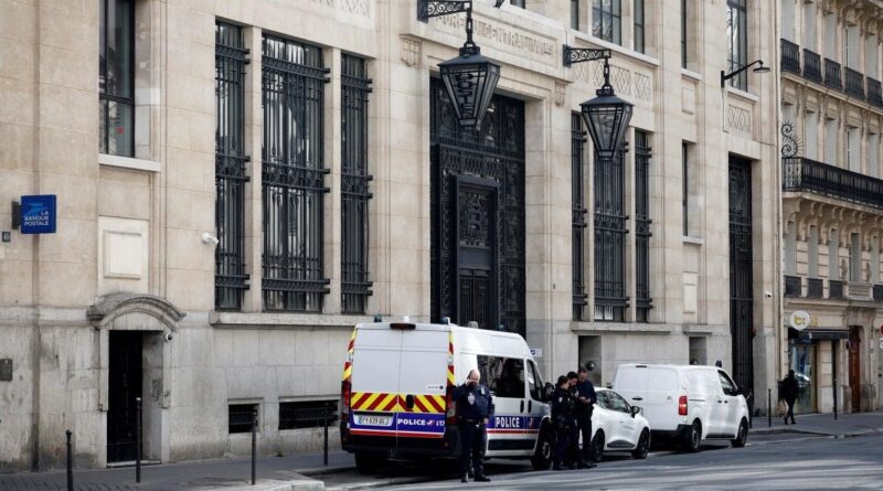 Attentat déjoué à Paris : un jeune majeur recrute trois ados.