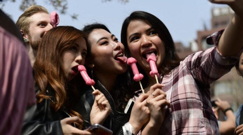 Au Japon, une parade de pénis célèbre la fertilité d’un pays en panne.