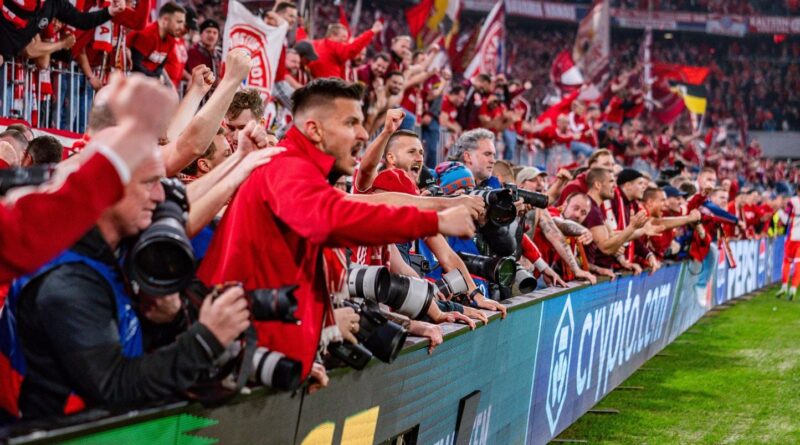 Bayern - Real Madrid : « Pas de lésion au cerveau » après le quatrième but munichois, plusieurs photographes blessés.