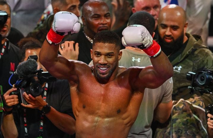 Le Britannique Anthony Joshua célèbre ici sa dernière victoire contre le youtubeur-boxeur américain Jake Paul, le 19 décembre 2025 à Miami.
