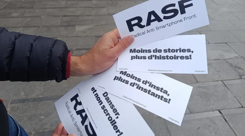 Bruxelles : un Allemand interpelle sur l'usage du smartphone avec des affiches